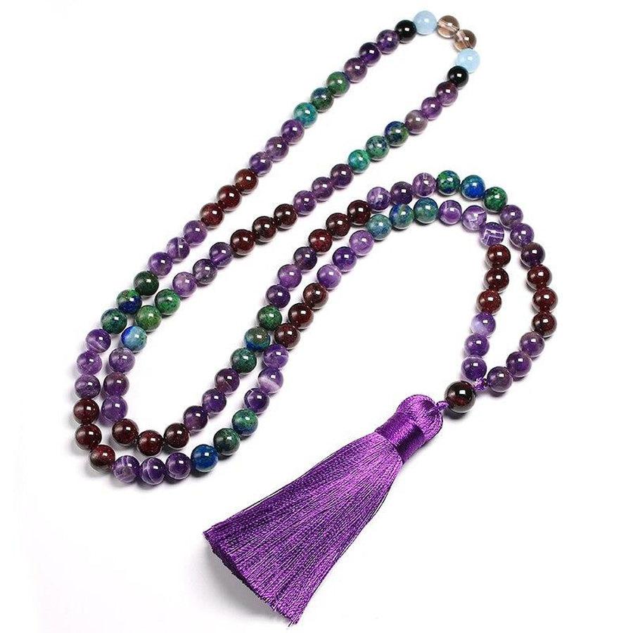 Détail des pierres du collier Mala, incluant grenat