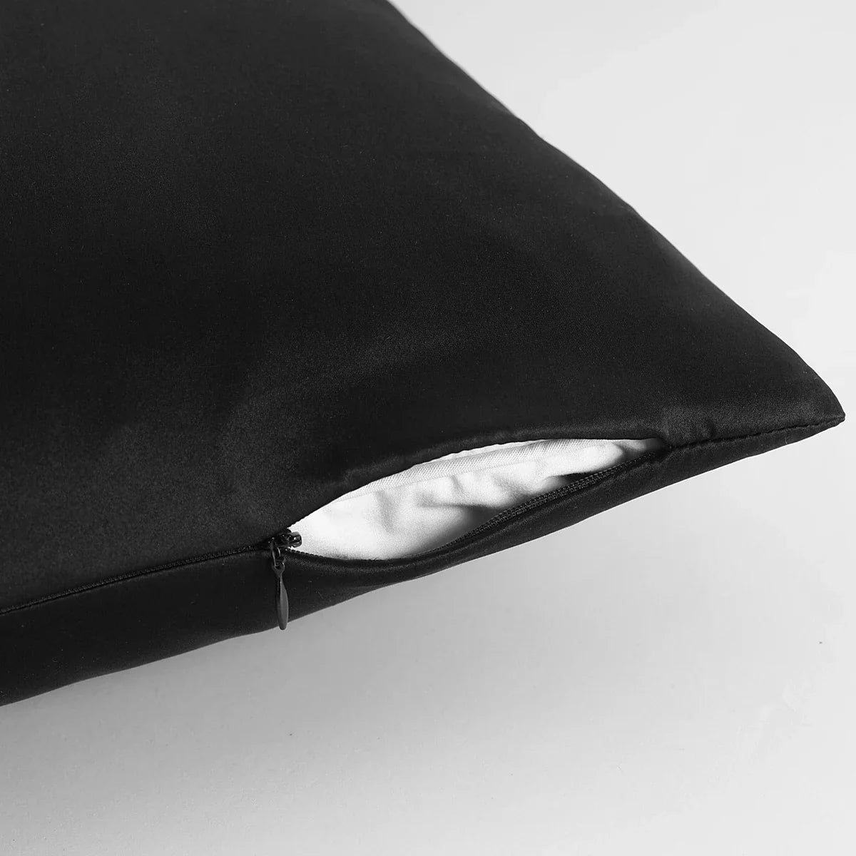 Fermeture portefeuille invisible d'une taie d'oreiller en soie noire