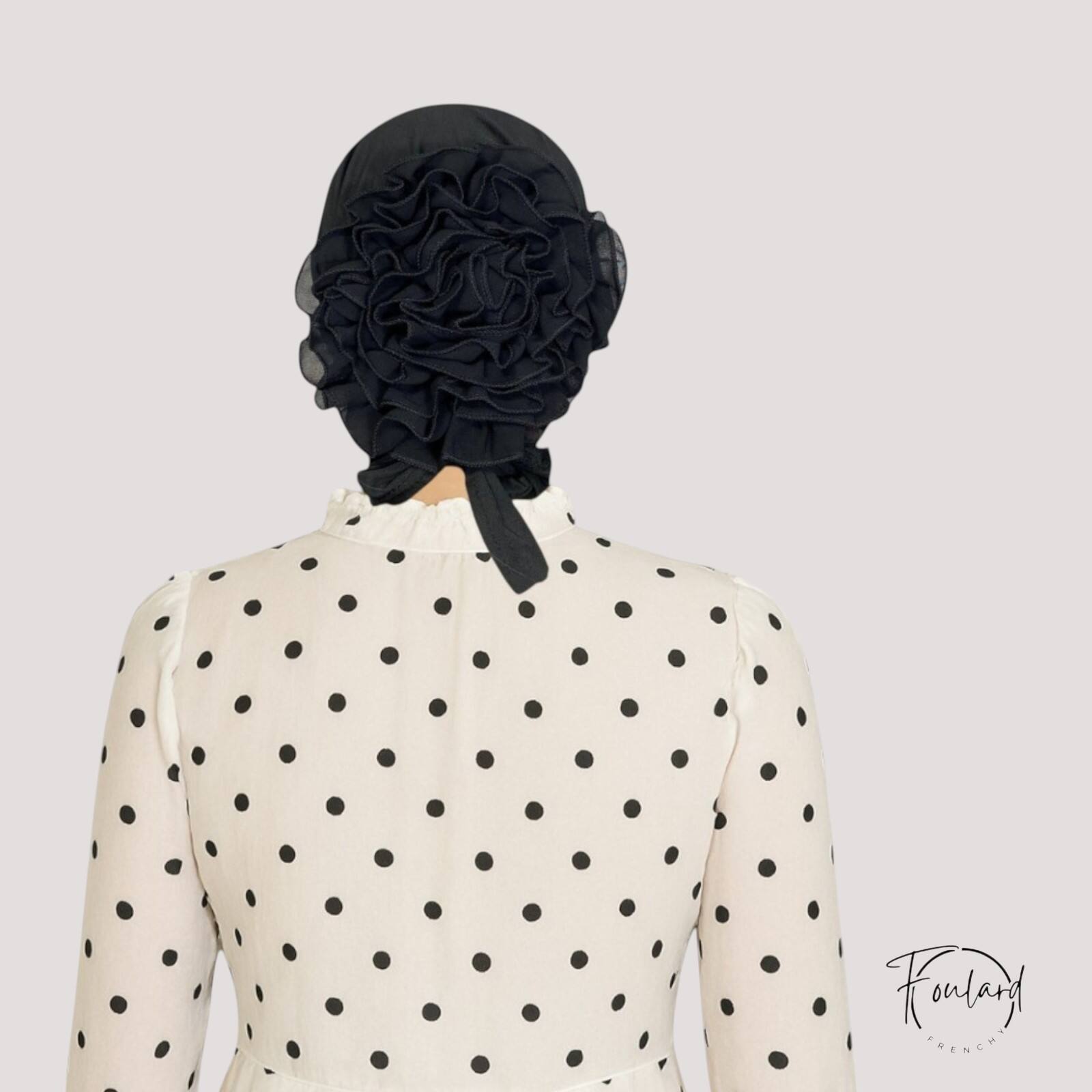 Foulard bonnet noir avec grande fleur blanche, vue latérale