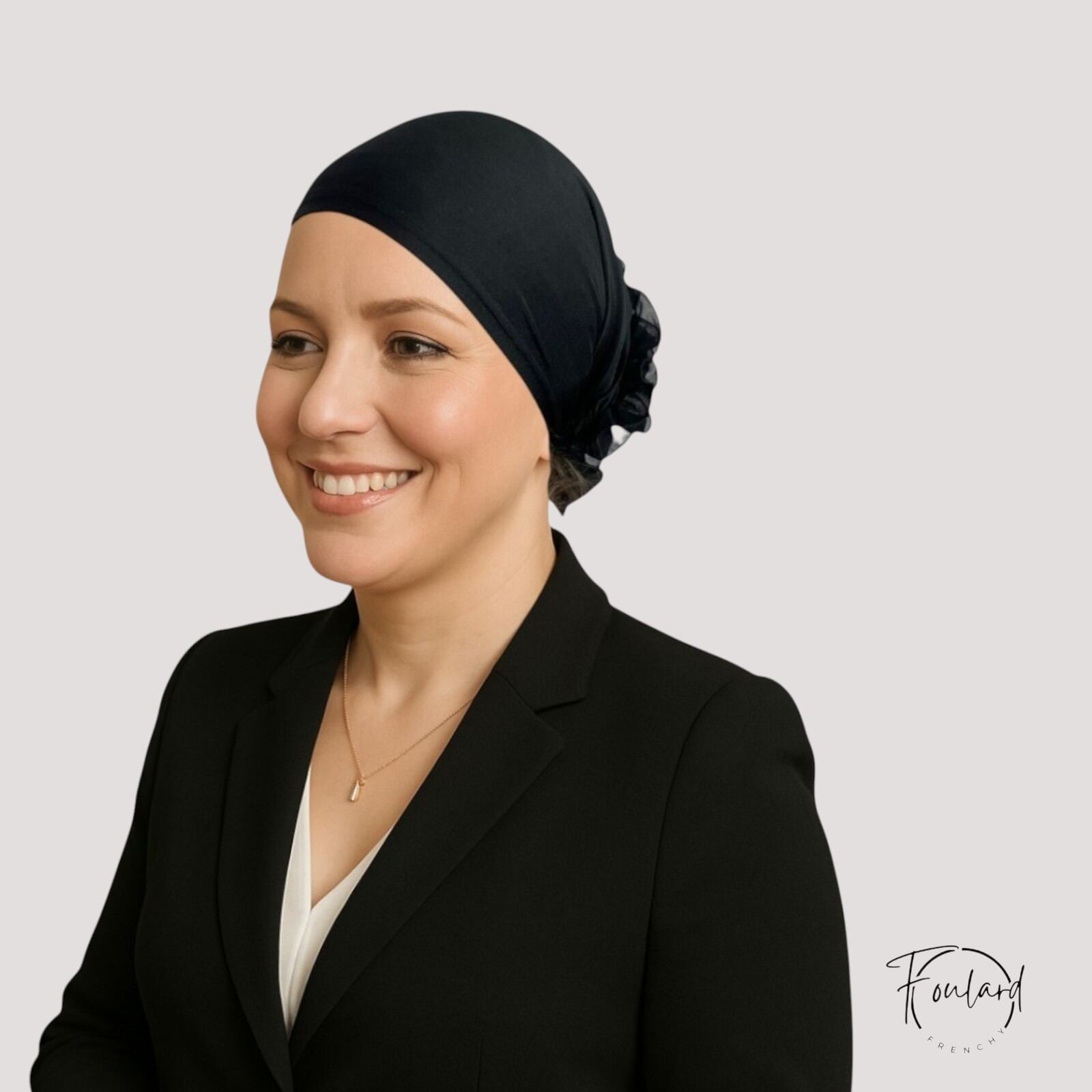 Foulard bonnet noir orné d'une grande fleur, vue de face