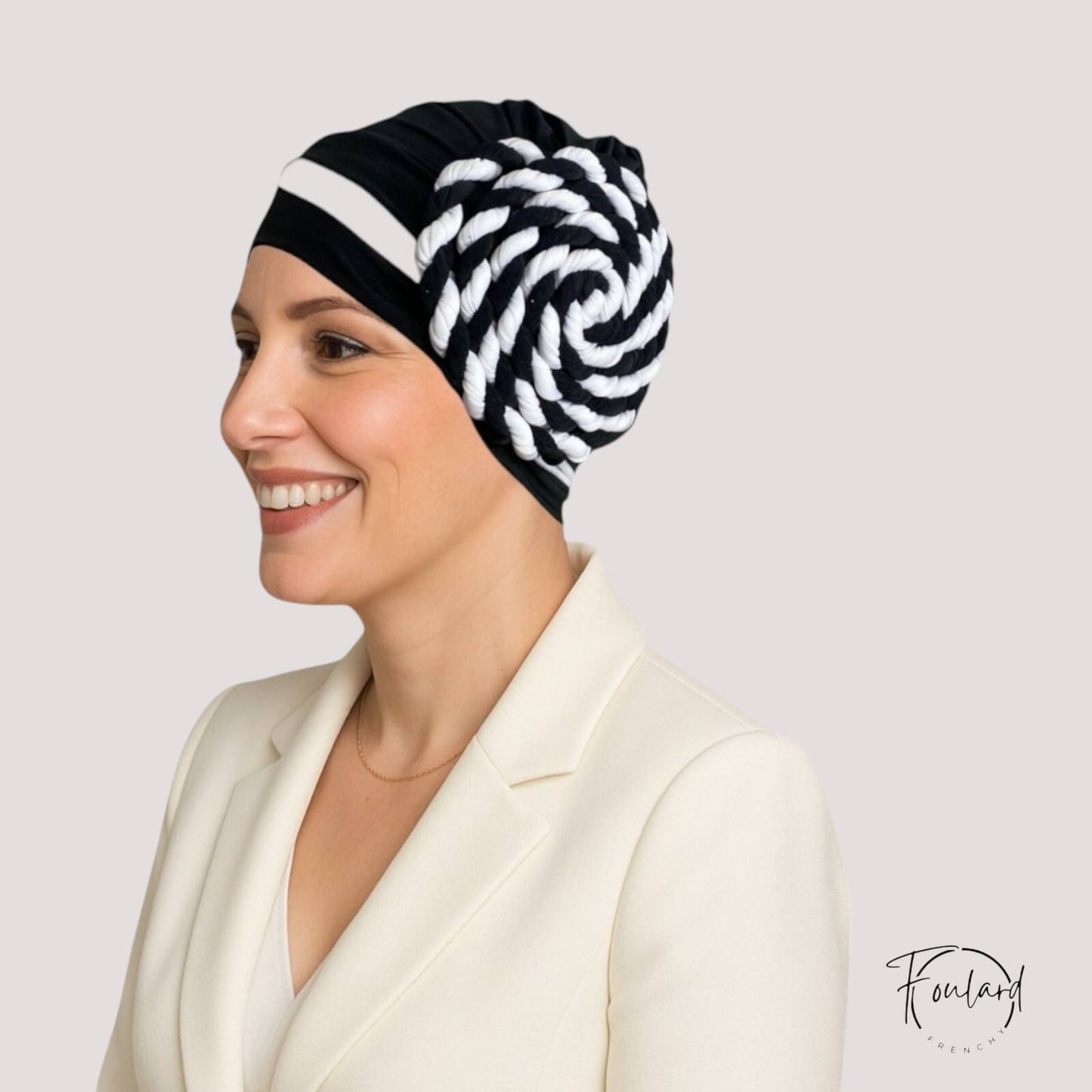 Foulard bonnet noir avec tresse blanche, vue de côté