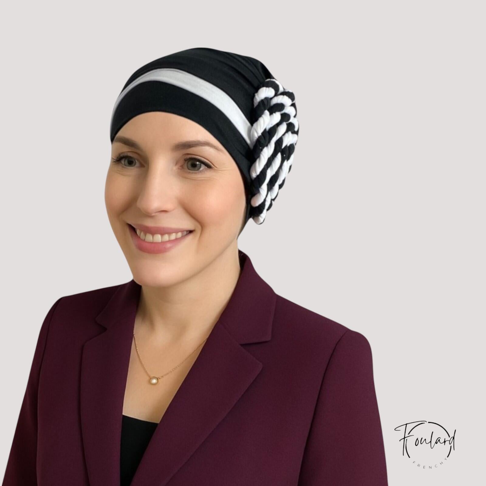 Foulard bonnet noir en mousseline, détail tresse blanche