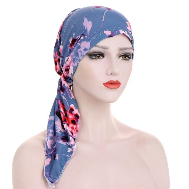 Foulard bleu rosé à motifs noué sur mannequin