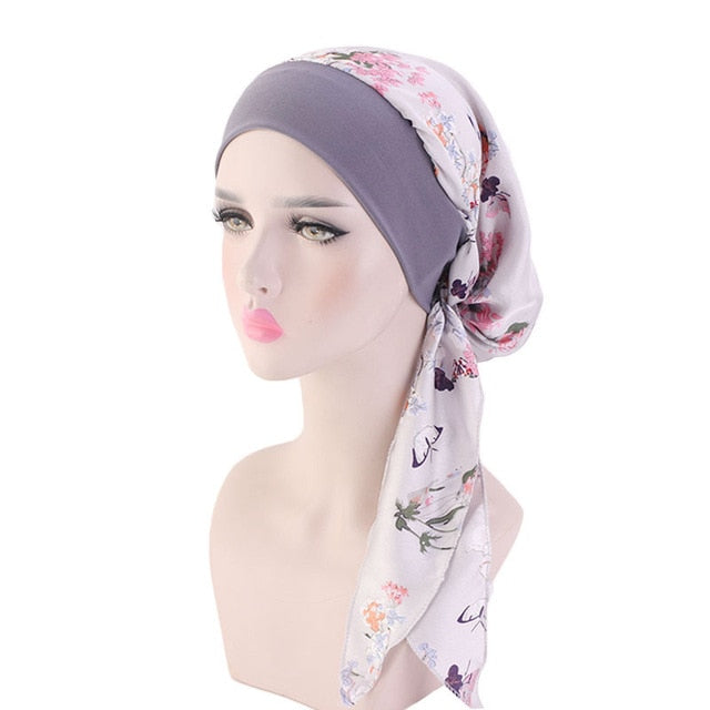Foulard chimio gris à motifs floraux colorés
