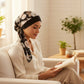 Gros plan sur les motifs floraux du foulard noir