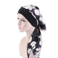 Foulard noir avec motifs floraux blancs et roses, vue de face