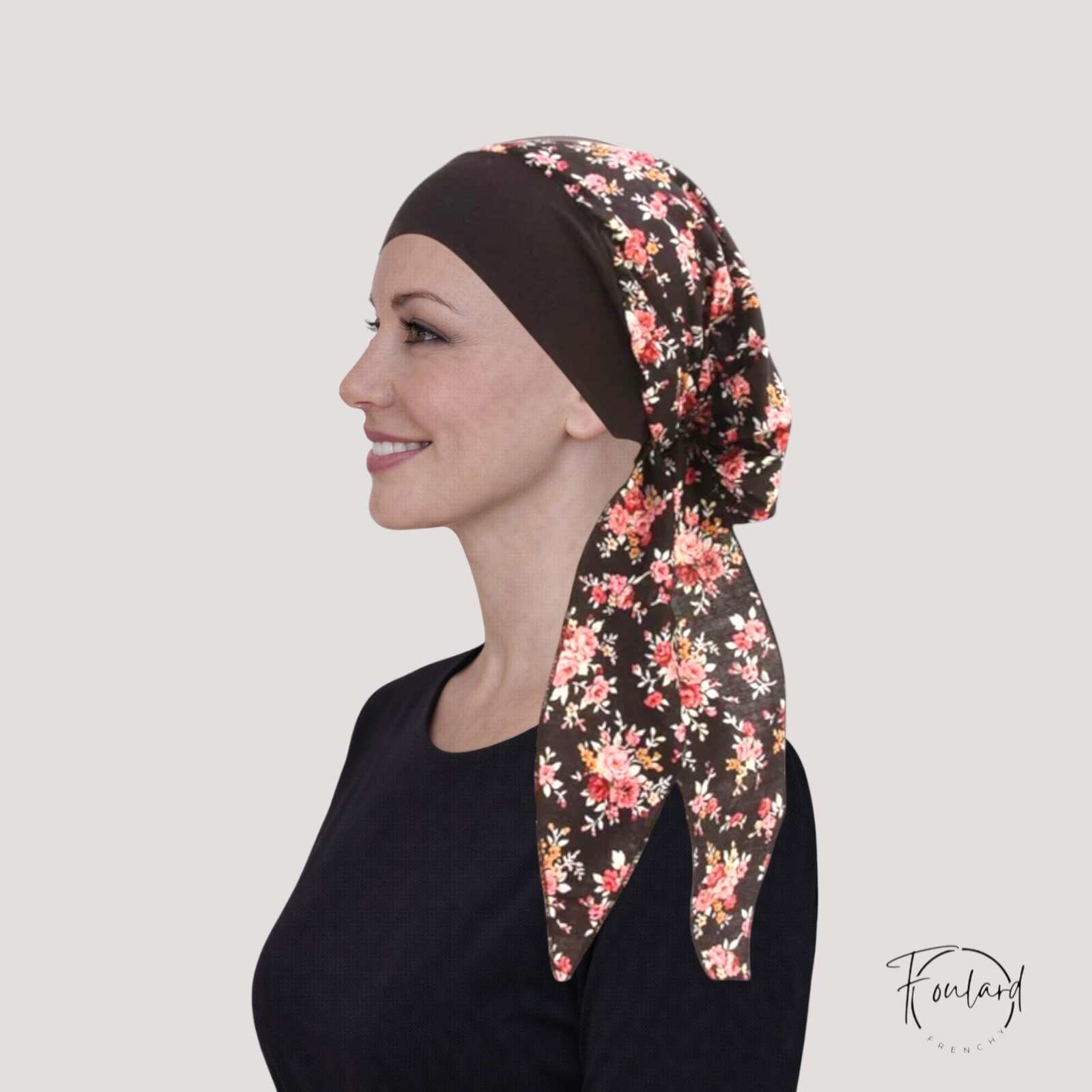 Foulard chimio noir à motifs floraux rouges en mousseline