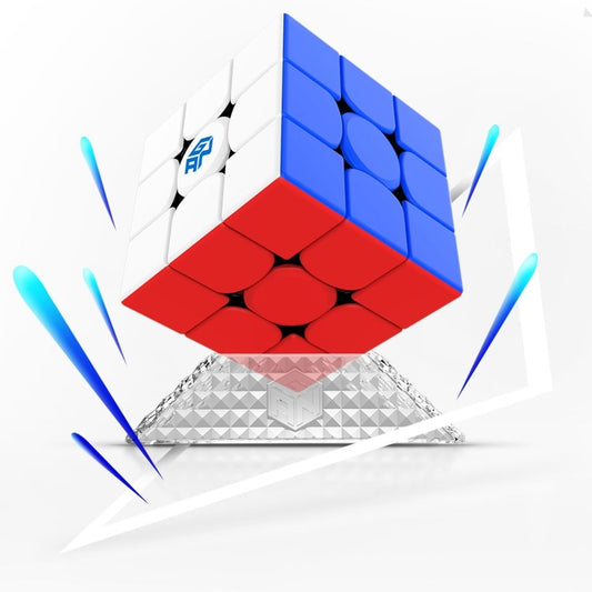 Présentoir transparent avec cube coloré en exposition