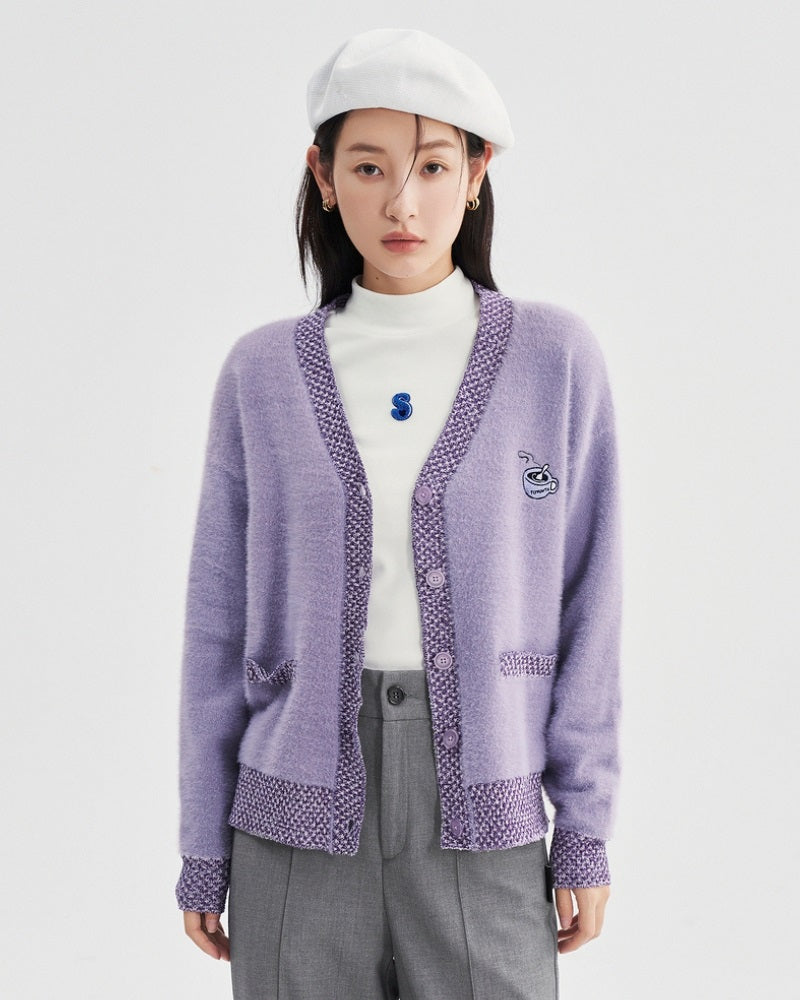 Gros plan sur le motif amusant du gilet violet