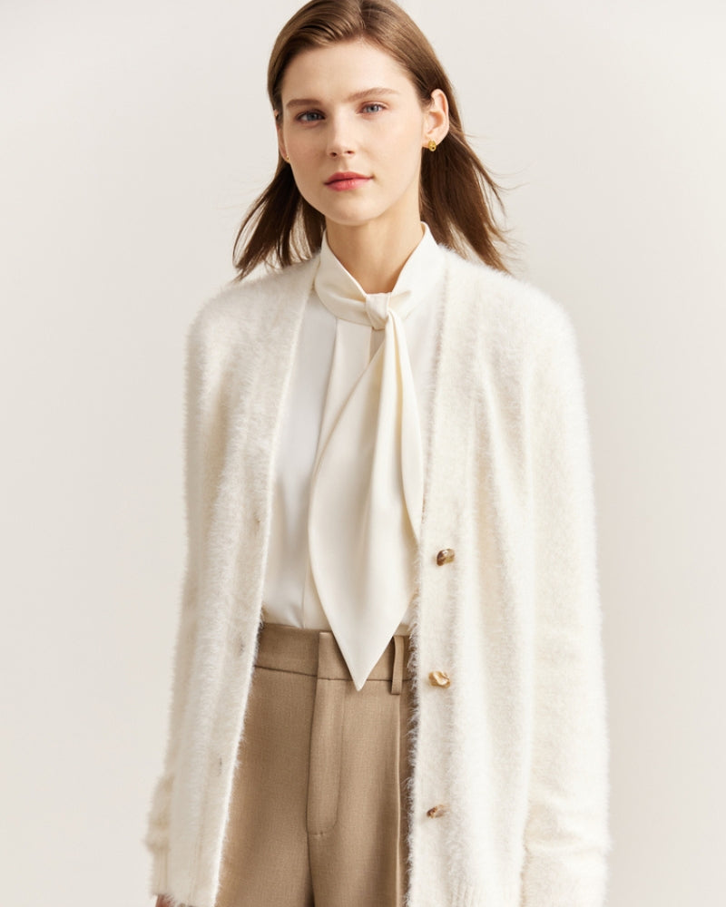 Détail de la texture douce du gilet en matière pilou
