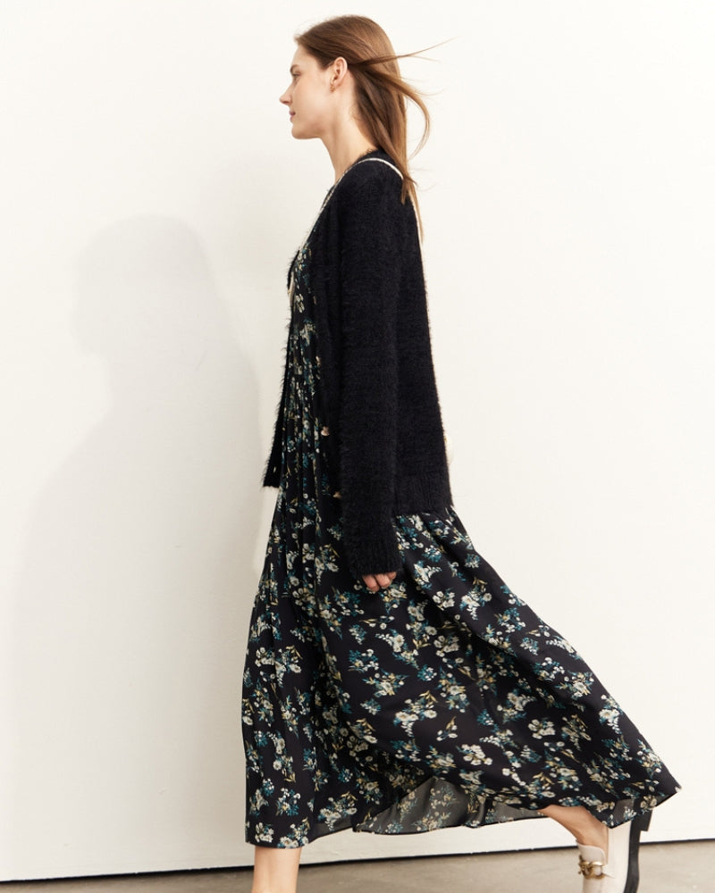 Gilet noir porté avec une robe à motifs