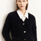 Mannequin portant le gilet noir avec une chemise blanche
