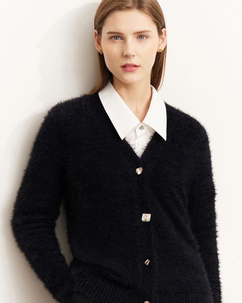Mannequin portant le gilet noir avec une chemise blanche