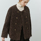 Gilet marron duveteux avec boutons dorés sur mannequin