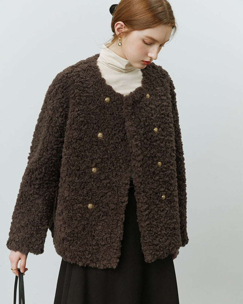 Gilet marron duveteux avec boutons dorés sur mannequin