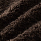 Gilet duveteux marron porté avec jupe noire et mocassins