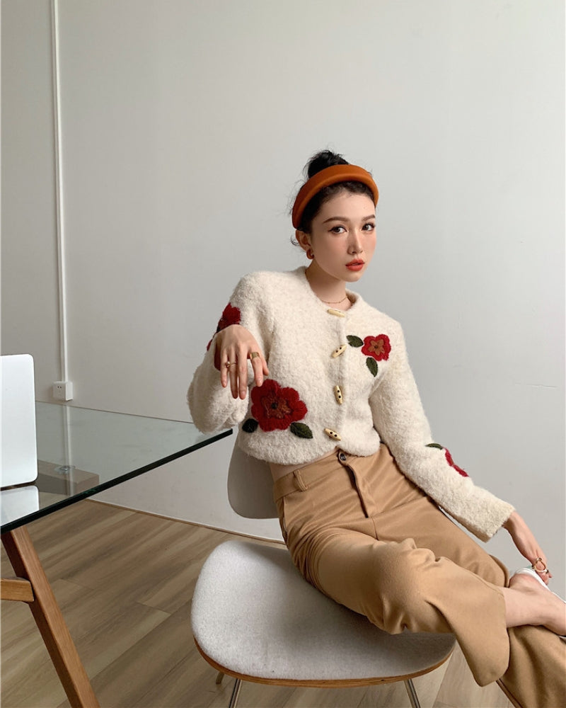 Gilet crème à motifs roses, col rond, boutons visibles