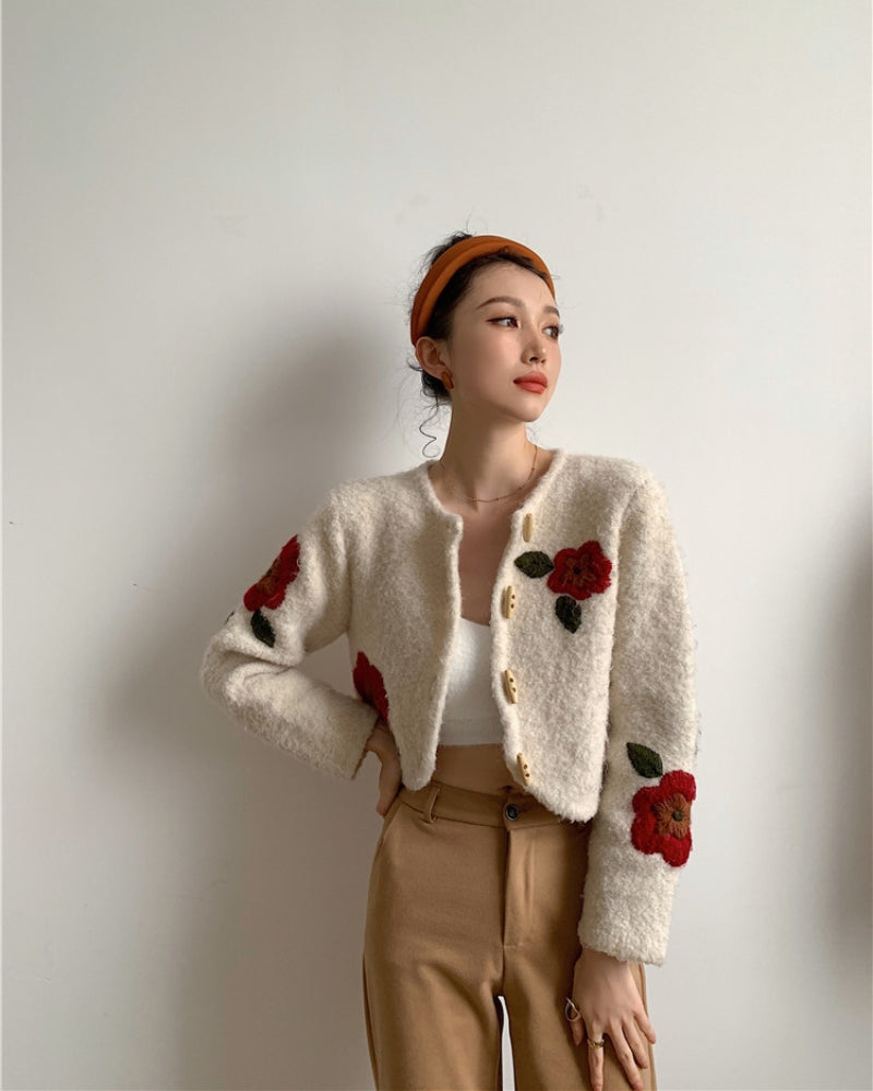 Vue rapprochée des motifs floraux roses sur le gilet