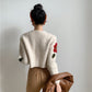 Détail des boutons sur le gilet crème à motifs