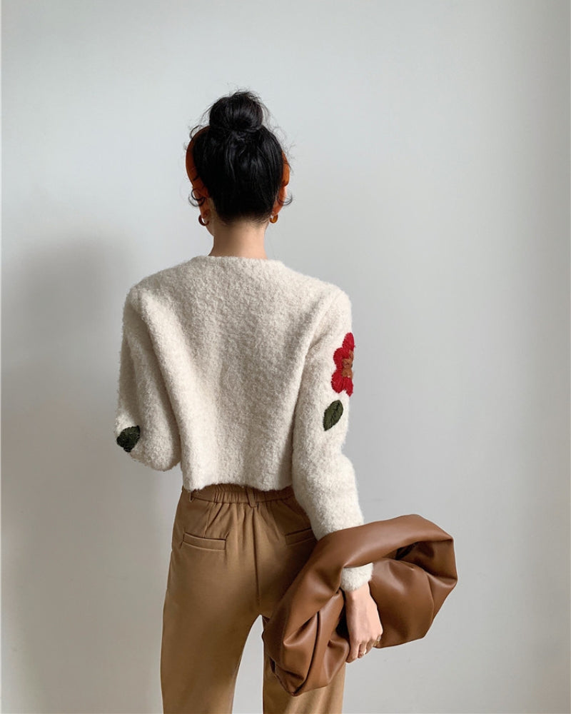 Détail des boutons sur le gilet crème à motifs