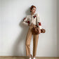Gilet crème court avec motifs roses, vue de côté