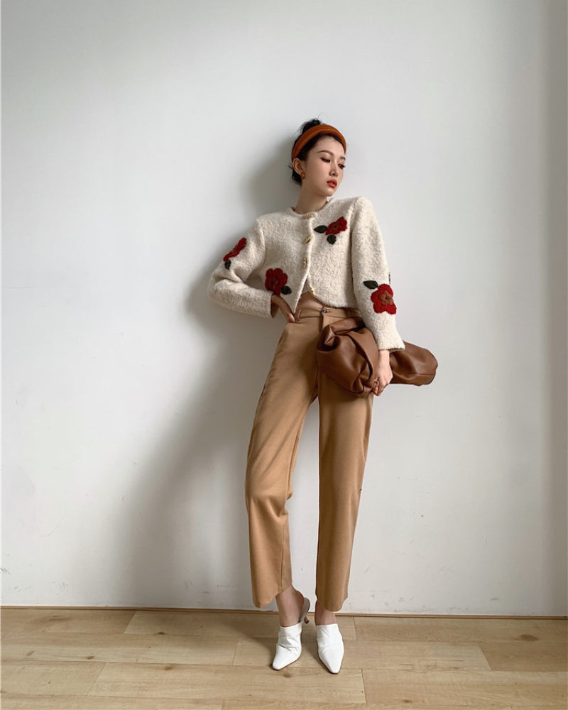 Gilet crème court avec motifs roses, vue de côté