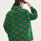 Gilet vert avec motifs oursons marron sur fond blanc