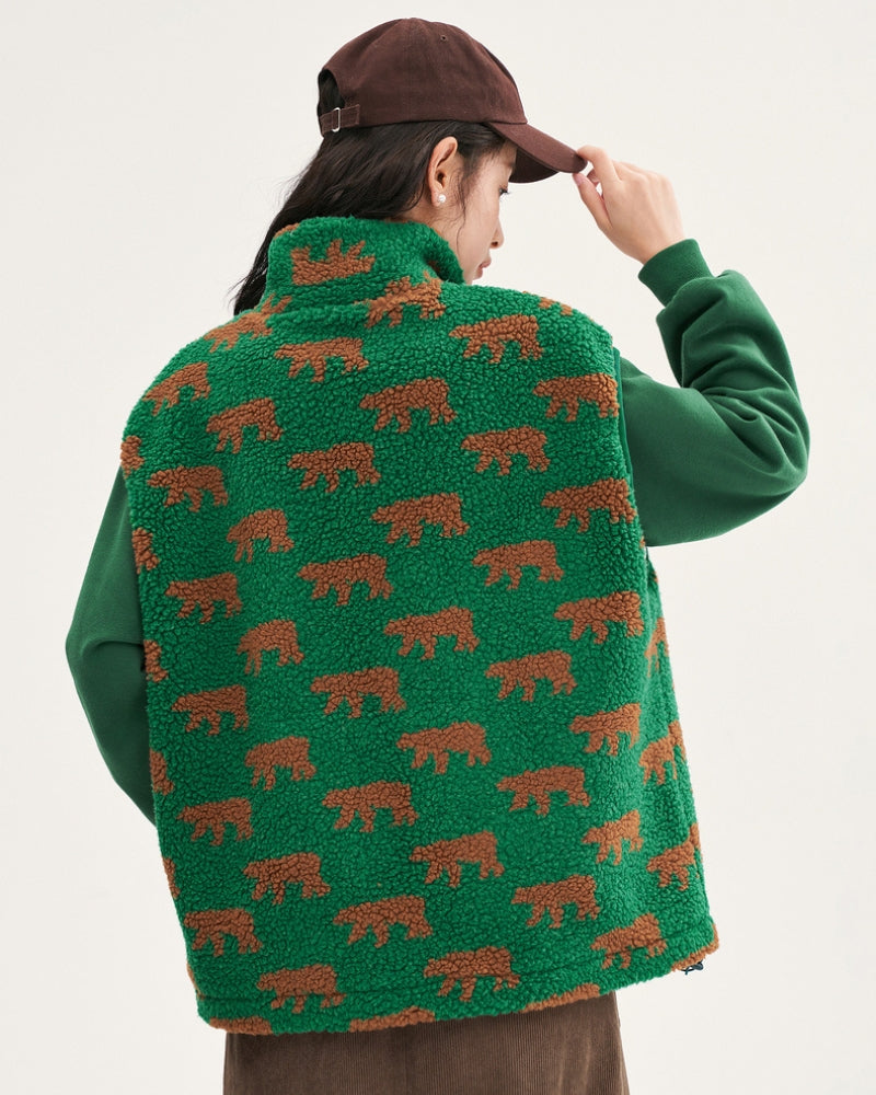 Gilet vert avec motifs oursons marron sur fond blanc