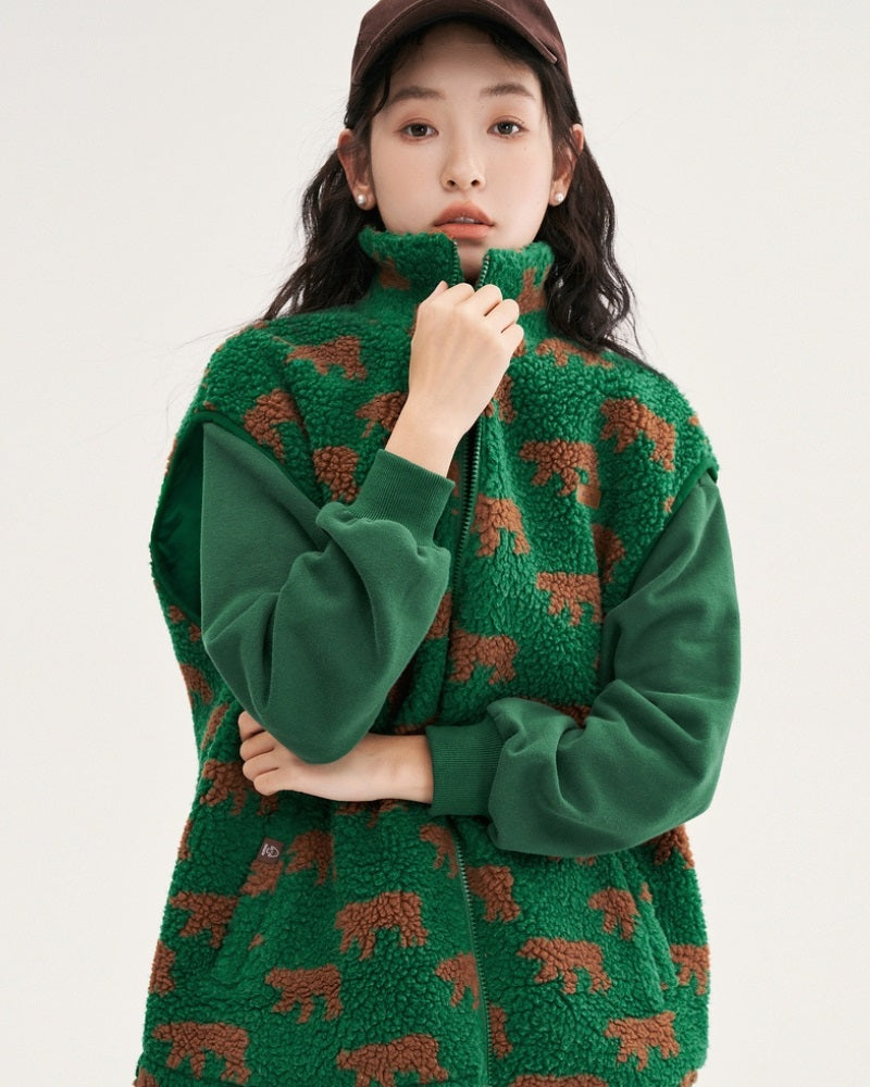 Détail des motifs oursons marron sur le gilet vert