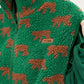 Femme portant le gilet vert, manches longues visibles