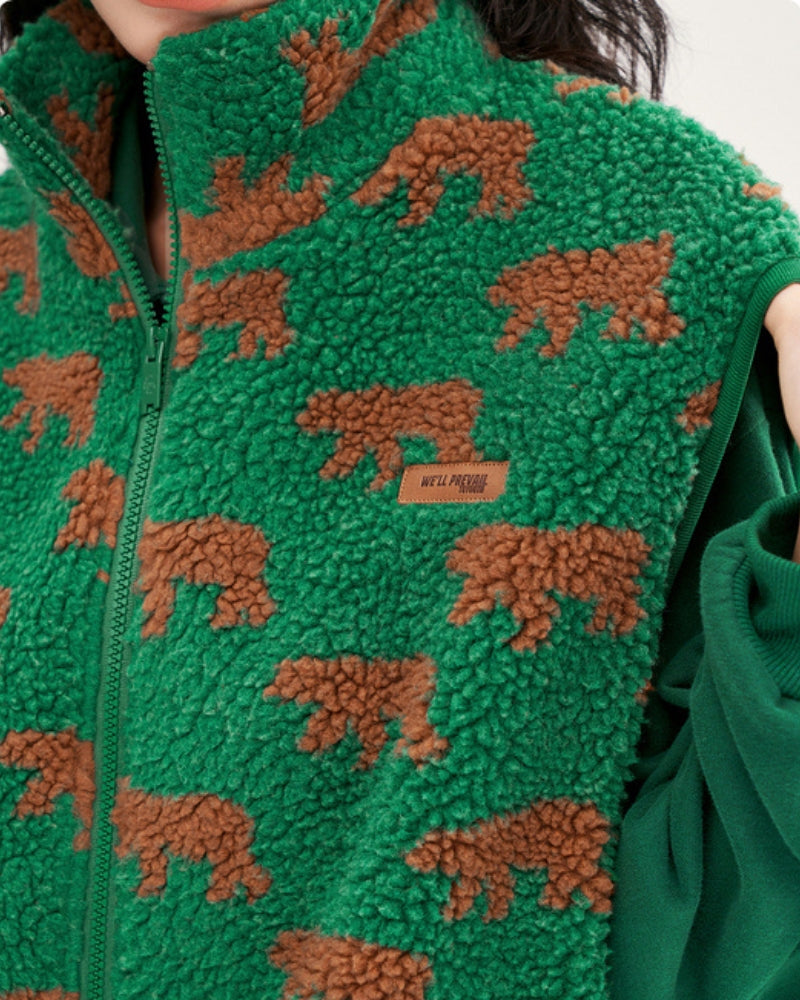 Femme portant le gilet vert, manches longues visibles