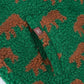 Motifs oursons marron sur les manches du gilet vert