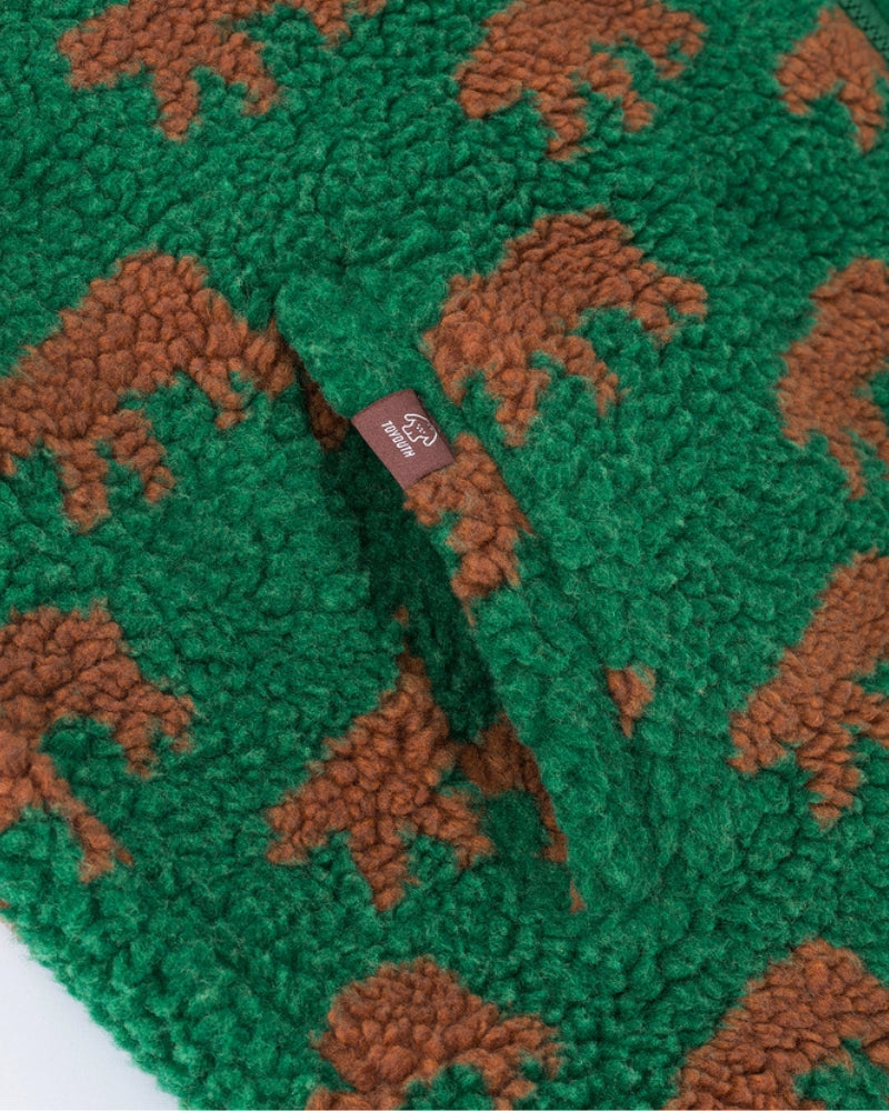 Motifs oursons marron sur les manches du gilet vert