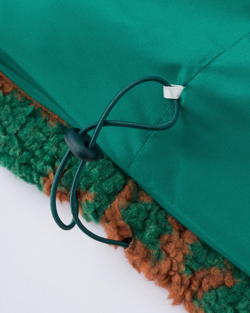 Gilet vert en pilou, assorti avec un pantalon noir