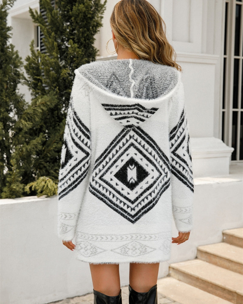 Vue de dos du gilet long avec motifs ethniques