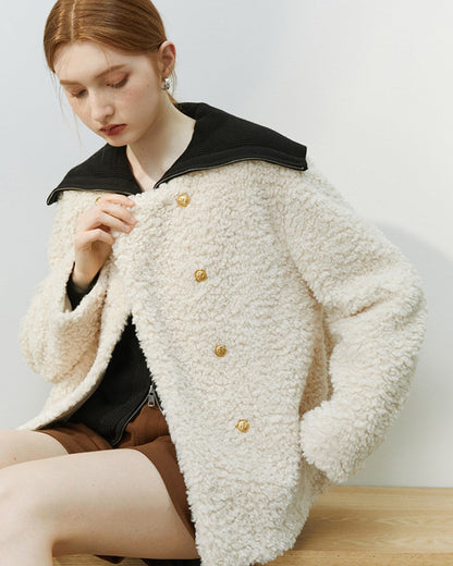Ensemble complet avec gilet crème, jupe marron et mocassins