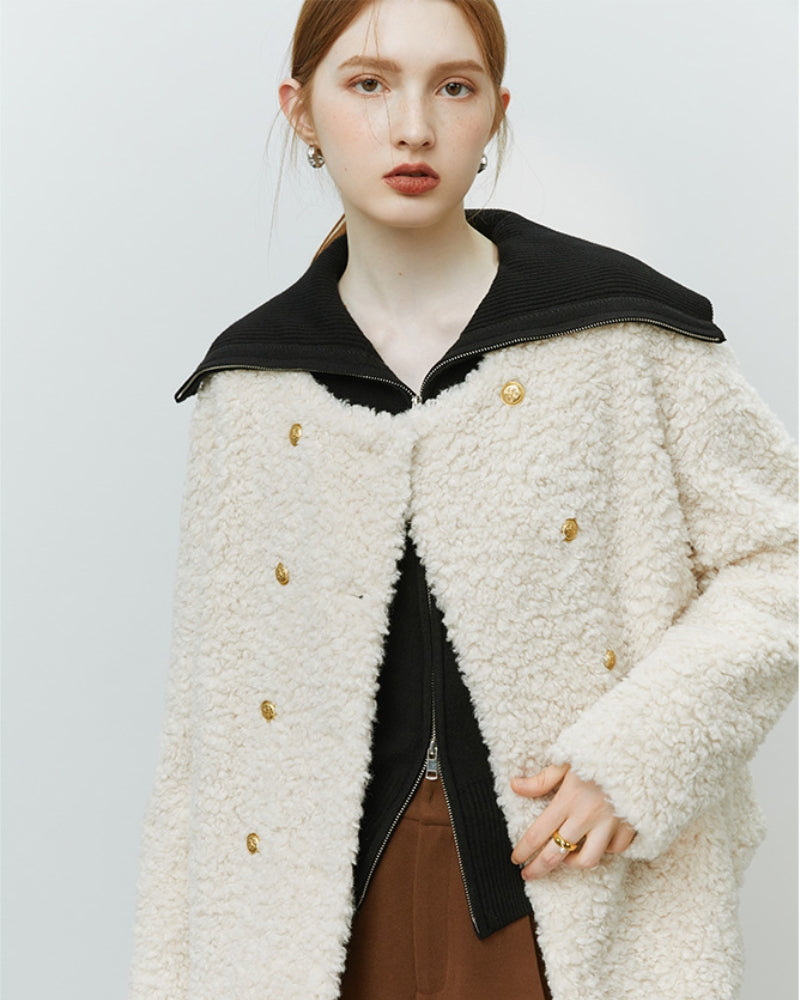 Gilet crème en molleton avec boutons dorés, vue de face