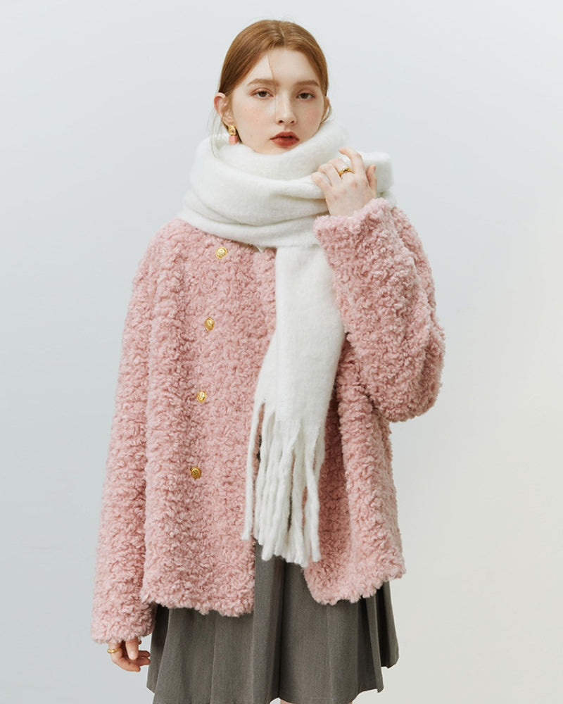 Gilet rose pastel en moumoute avec boutons dorés