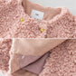 Mannequin portant le gilet rose avec jupe et foulard