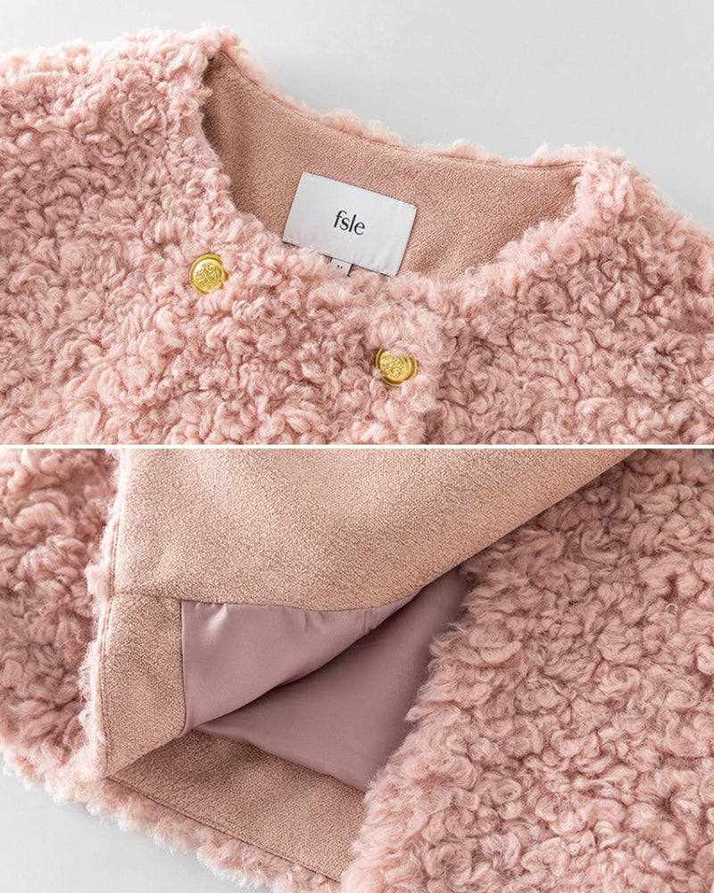 Mannequin portant le gilet rose avec jupe et foulard