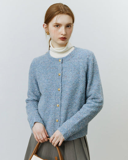 Mannequin portant le gilet bleu ciel avec jupe et bottes