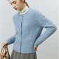 Gilet bleu ciel en laine Pilou sur mannequin, col rond