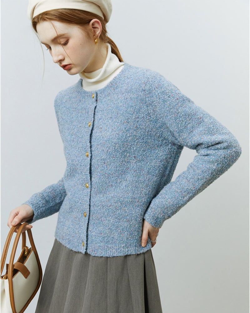 Gilet bleu ciel en laine Pilou sur mannequin, col rond