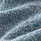 Gros plan sur la texture douce du gilet en laine