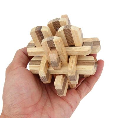 Casse-tête en bois complexe avec pièces imbriquées