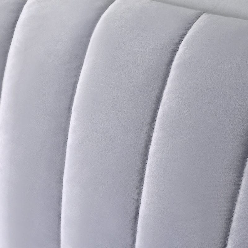 Housse installée sur une tête de lit, poches en évidence