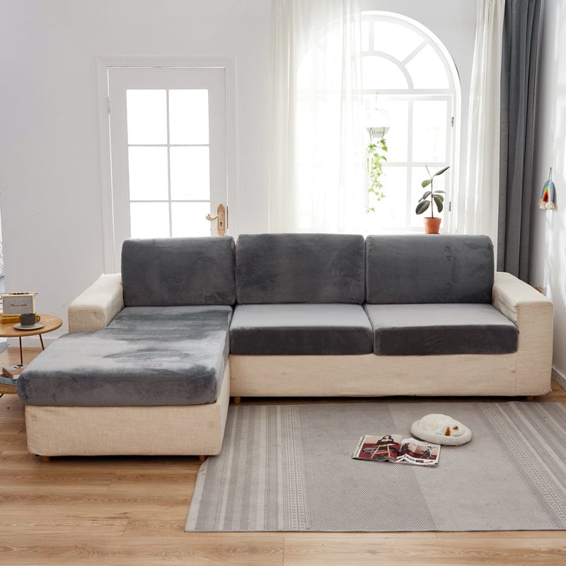 Canapé avec housse en velours gris, ambiance élégante