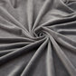 Détail du tissu velours gris clair, brillance subtile