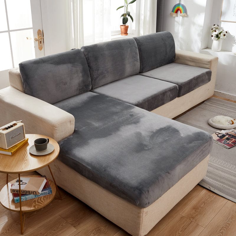 Housse en velours gris clair sur canapé, texture douce