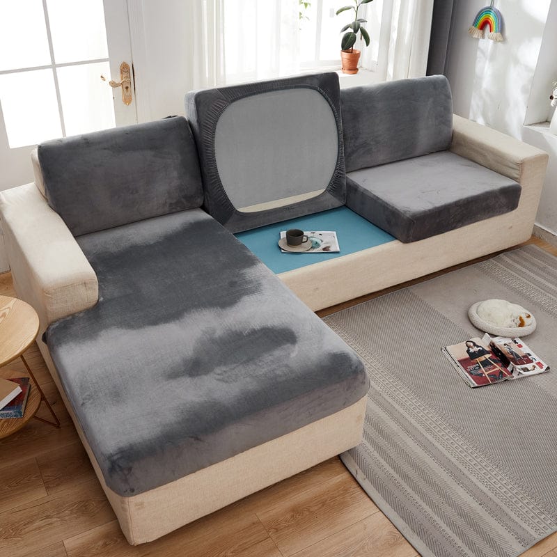 Vue latérale d'un canapé recouvert de velours gris clair